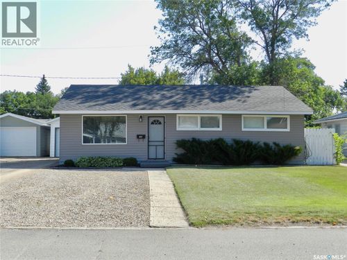 1037 Bogue Ave, Moose Jaw, SK, S6H4M4 | Card Image