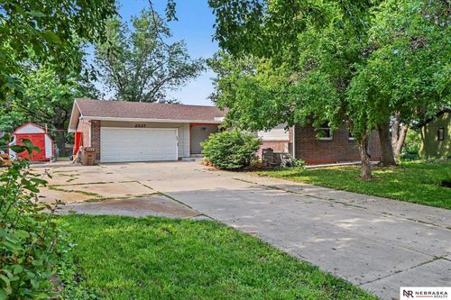 2327 S Canterbury Ln, Lincoln, NE, 68512-1639 | Card Image