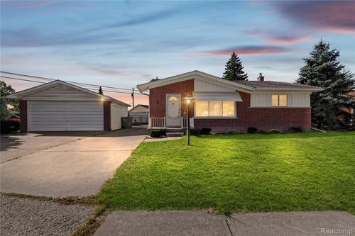 31495 Lyons Cir E, Warren, MI, 48092-4411 | Card Image