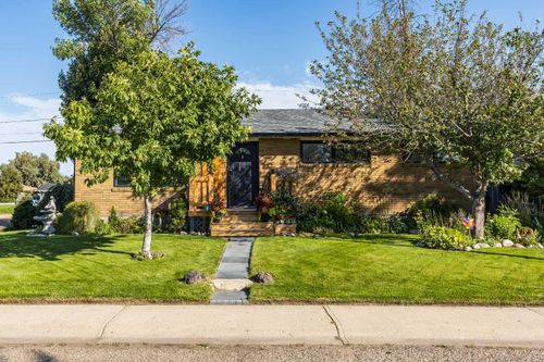 1499 10 Avenue Ne, Medicine Hat, AB, T1A6G4 | Card Image