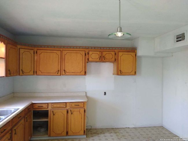 111 Austin St, House other with 5 bedrooms, 2 bathrooms and null parking in Asherton TX | Image 12