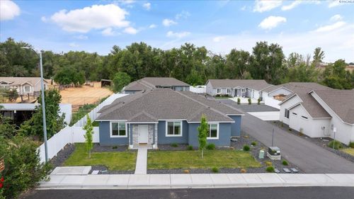 1978 S Buntin St, Kennewick, WA, 99337-2827 | Card Image