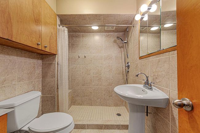 Main Floor Bath.jpg | Image 23
