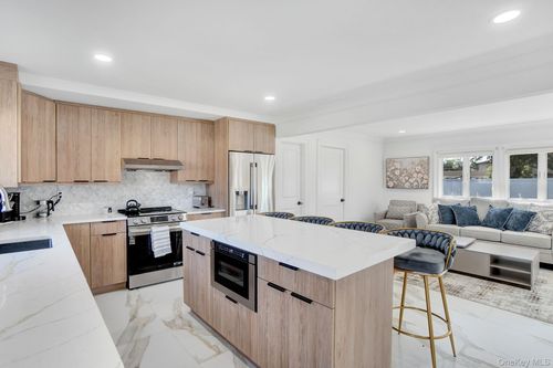 8 Autumn Ln, Hicksville, NY, 11801-6321 | Card Image