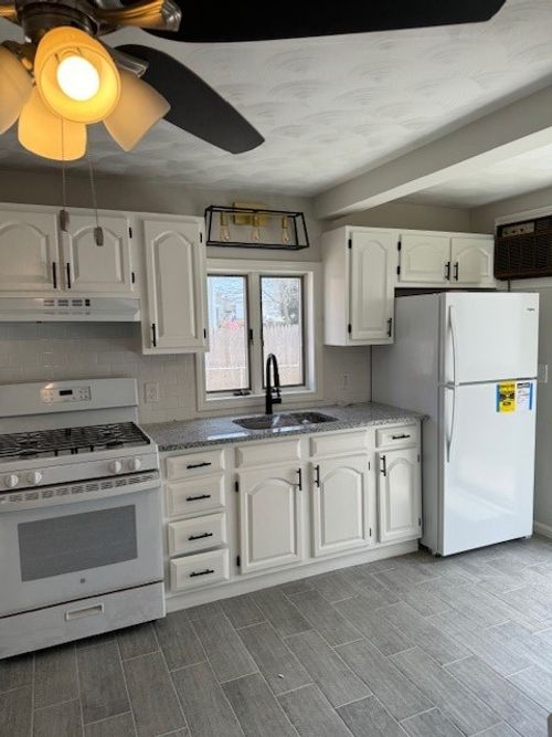 4 Shaws Ln, Bristol, RI, 02809-3312 | Card Image