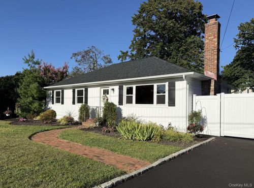 11 E Bay Dr, West Islip, NY, 11795-4801 | Card Image