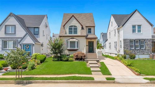 232 Locust St, Valley Stream, NY, 11581-3445 | Card Image