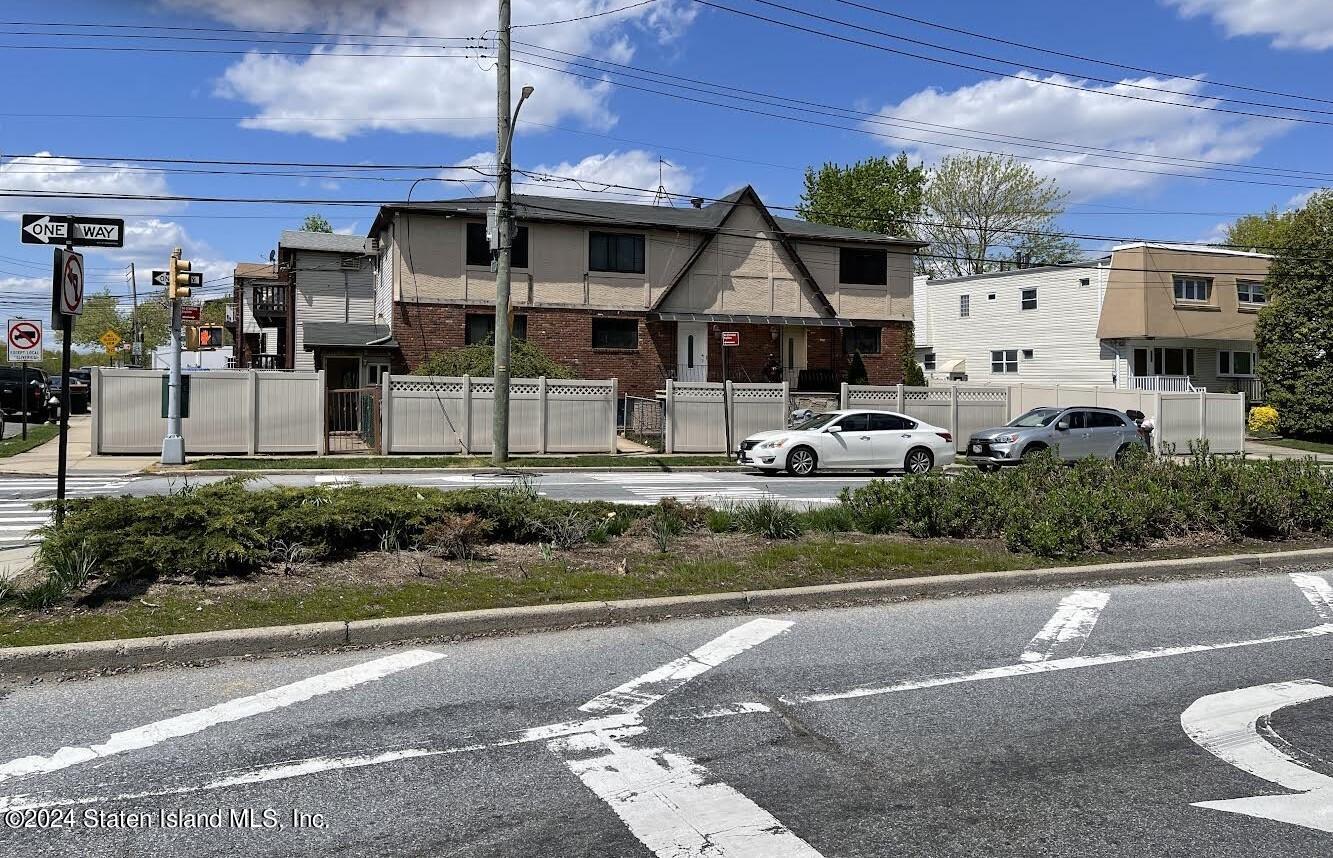Lamberts Ln, Staten Island, NY 10314