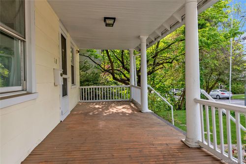 18 Dennis St, Manhasset, NY, 11030-3010 | Card Image