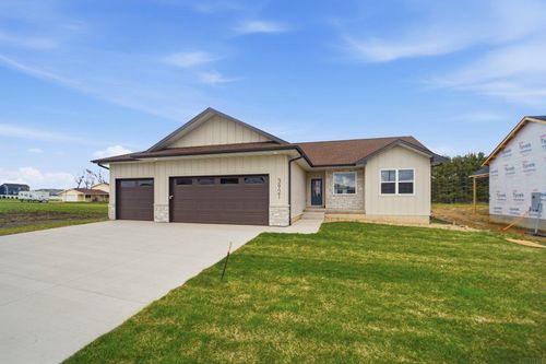 3921 Broomfield Dr, Cedar Falls, IA, 50613-9250 | Card Image