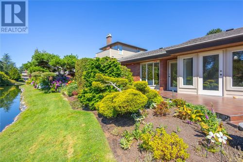 122-2345 Cedar Hill Cross Rd, Victoria, BC, V8P5M8 | Card Image