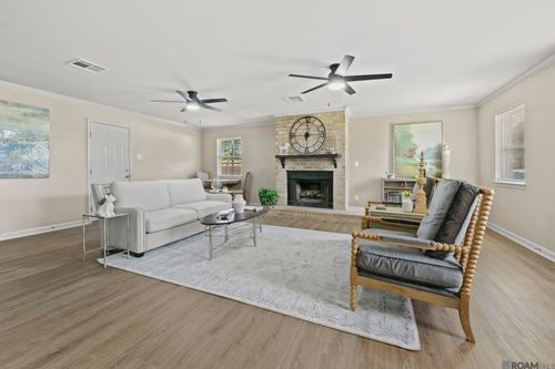 41024 Lee Dr, Gonzales, LA, 70737-6932 | Card Image