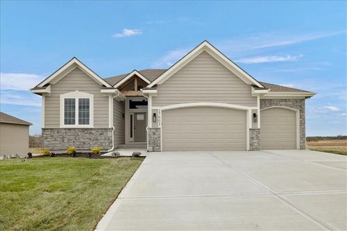 17507 Grey Hawke Rdg, Smithville, MO, 64089-9319 | Card Image