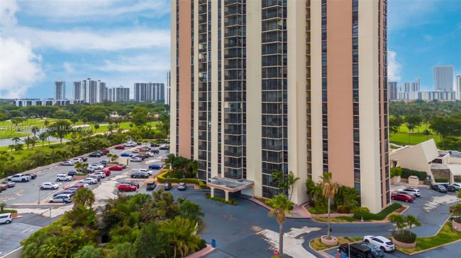 528 - 20301 W Country Club Dr, Condo with 2 bedrooms, 2 bathrooms and null parking in Aventura FL | Image 27