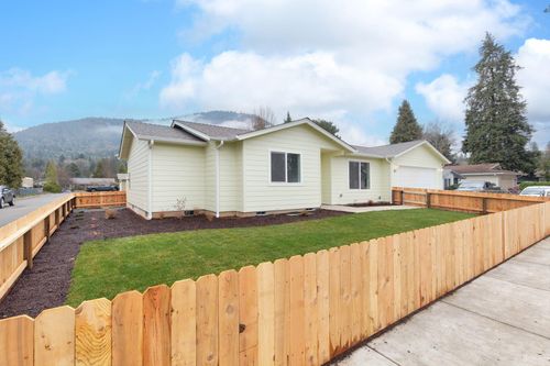 1637 Carnahan Dr, Grants Pass, OR, 97527-4723 | Card Image