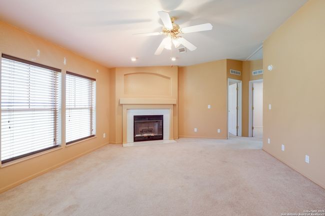1075 Quail Run, House other with 3 bedrooms, 4 bathrooms and null parking in Lytle TX | Image 8