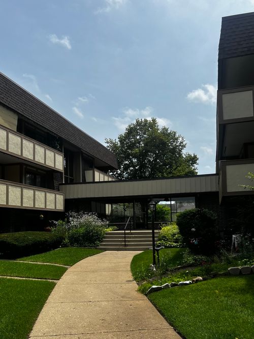 111-437 Cavalier Ct, West Dundee, IL, 60118-2142 | Card Image