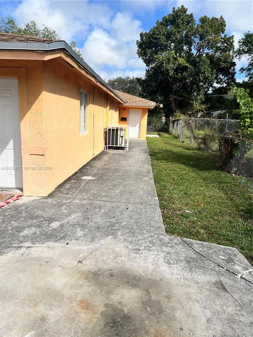 b-789 Nw 55th Ter, Miami, FL, 33127-1468 | Card Image