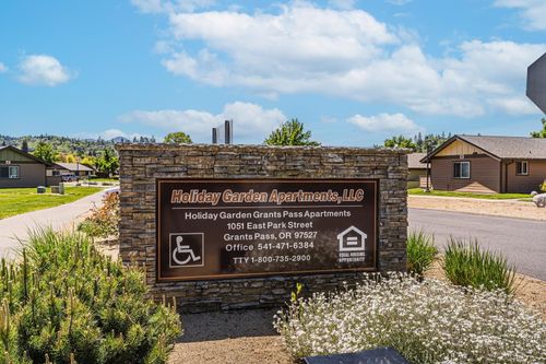 1051 E Park St, Grants Pass, OR, 97527-4900 | Card Image