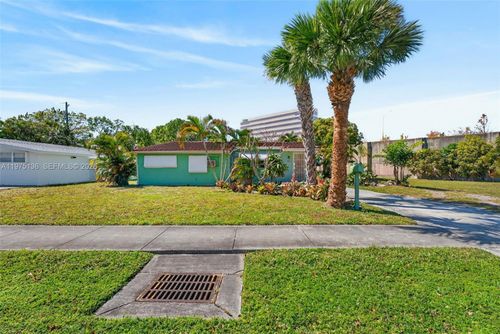 5931 Ne 1st Ave, Oakland Park, FL, 33334-1811 | Card Image