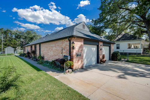 910 N Walnut St, Hutchinson, KS, 67501-6246 | Card Image