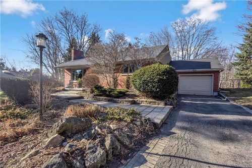1898 Waterdown Rd, Burlington, ON, L7P0T2 | Card Image