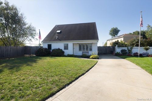 31 Parente Ln N, Island Park, NY, 11558-1065 | Card Image