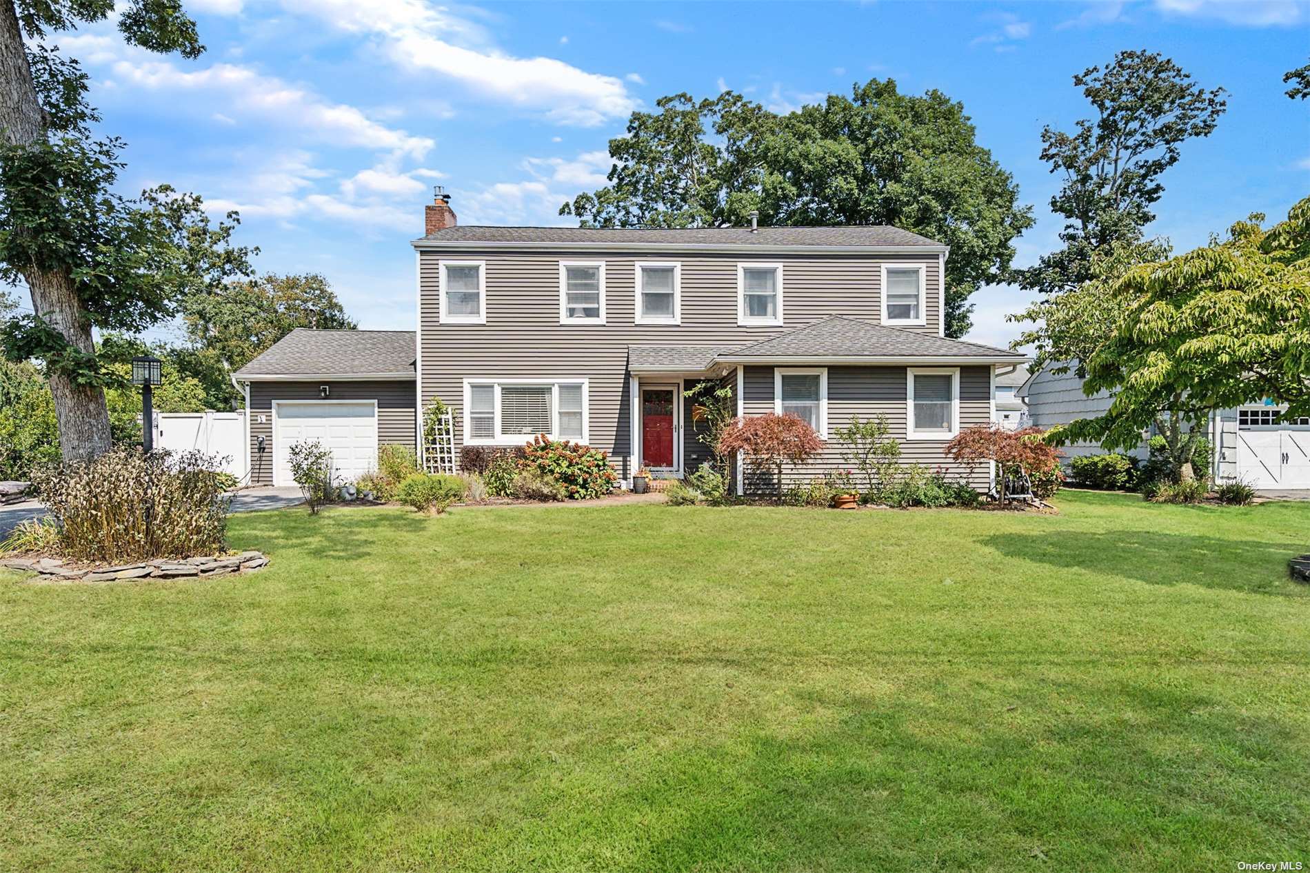 Johnson Ln, Bay Shore, NY 11706