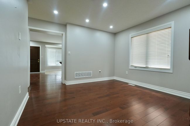 UPPER - 18 Caliper Rd, House attached with 4 bedrooms, 3 bathrooms and 2 parking in Brampton ON | Image 8