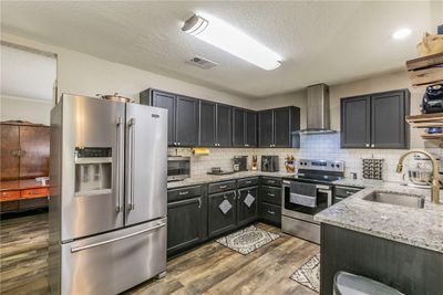 10814 Rick Drive, House other with 3 bedrooms, 2 bathrooms and 2 parking in Woodway TX | Image 3