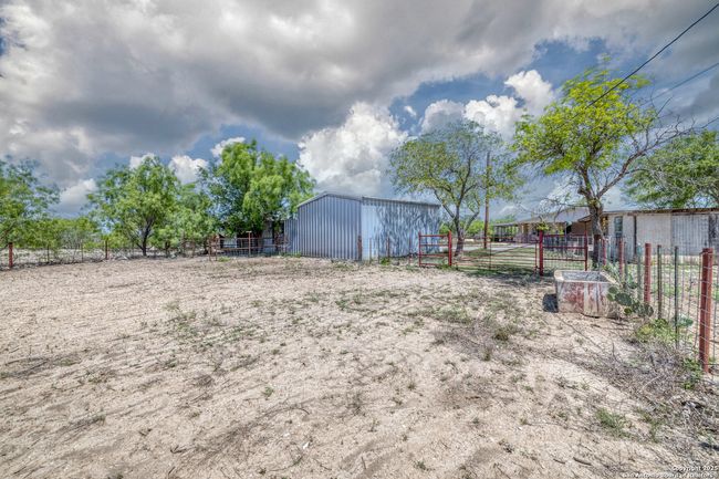 1390 Windmill Rd, House other with 2 bedrooms, 2 bathrooms and null parking in Uvalde TX | Image 25