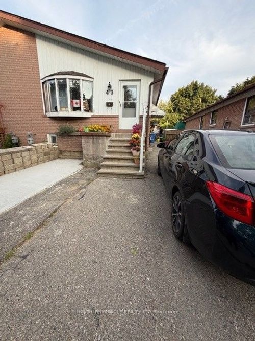 43 Corby Cres, Brampton, ON, L6Y1H3 | Card Image