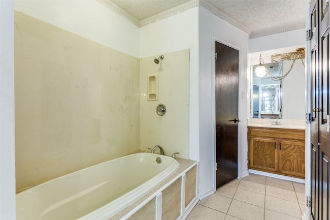 104 Ne Rosamond St, House other with 3 bedrooms, 2 bathrooms and null parking in Burleson TX | Image 18