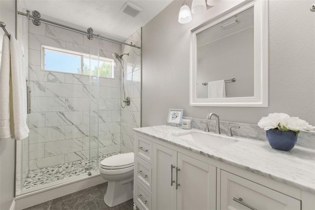 Remodeled full bath up! | Image 31