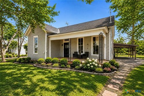801 Josephine St, Yoakum, TX, 77995-4022 | Card Image