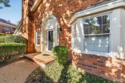 13314 Fairfield Circle Dr, Town and Country, MO, 63017-5931 | Card Image