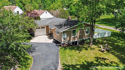 324 Pioneer Club Road Se, Grand Rapids, MI, 49506 | Card Image