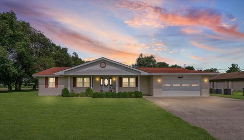 713 Broadway St, Newman, IL, 61942-9768 | Card Image