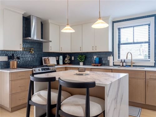 7 Dearborn St, Newport, RI, 02840-3077 | Card Image