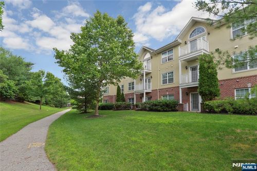 121 Courter Rd, Franklin Lakes, NJ, 07417-1823 | Card Image