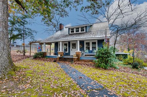 131 N Middleton St, Robbins, NC, 27325-8480 | Card Image