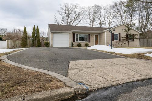 8 Shelley Ct, Middle Island, NY, 11953-2121 | Card Image