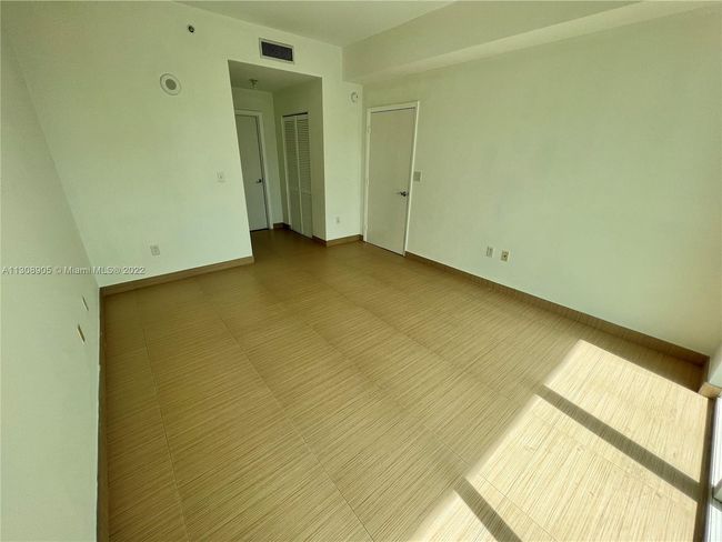 APT-3921 - 31 Se 5 Th St, Condo with 3 bedrooms, 3 bathrooms and null parking in Miami FL | Image 11