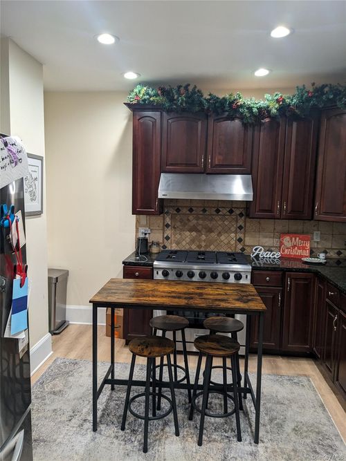 71 Longview Ave, White Plains, NY, 10605-1132 | Card Image