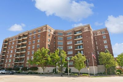 807 - 201 N Vail Avenue, Condo with 2 bedrooms, 2 bathrooms and 1 parking in Arlington Heights IL | Image 1