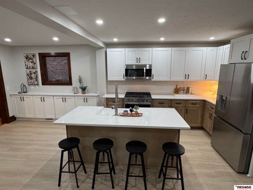 4502 Woolworth Ave, Omaha, NE, 68106-2052 | Card Image