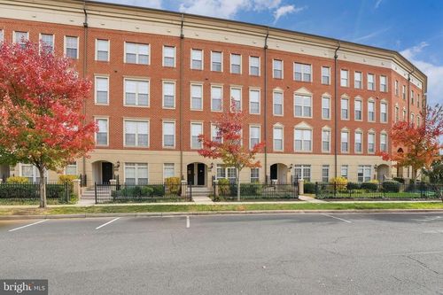 8013 Crescent Park Dr, GAINESVILLE, VA, 20155-1565 | Card Image