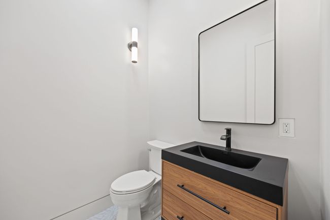 Half bath off living room | Image 25