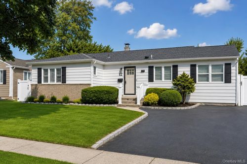 12 Lillian Ln, Plainview, NY, 11803-5613 | Card Image
