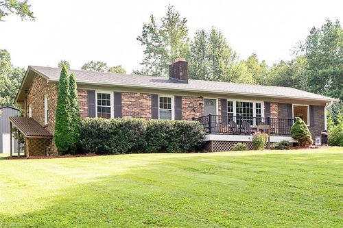 838 Hiatt Rd, Mount Airy, NC, 27030-7935 | Card Image